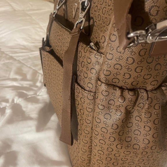 I’m selling because I never used it it’s a very nice bag basically brand new - Picture 3 of 4